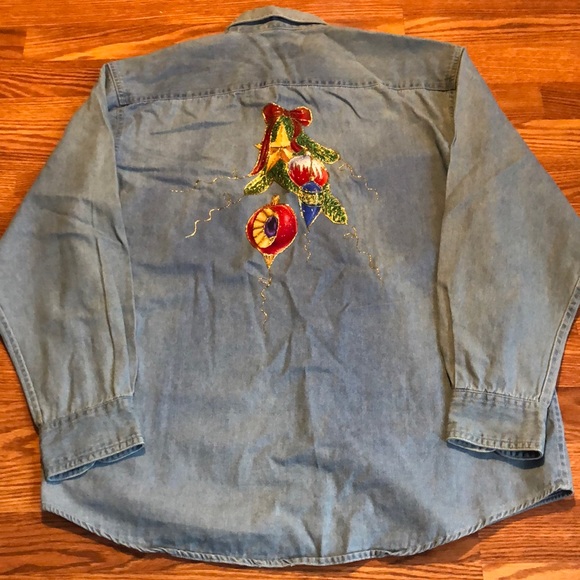 CHRISTMAS Button Up 🎄 - Picture 3 of 5